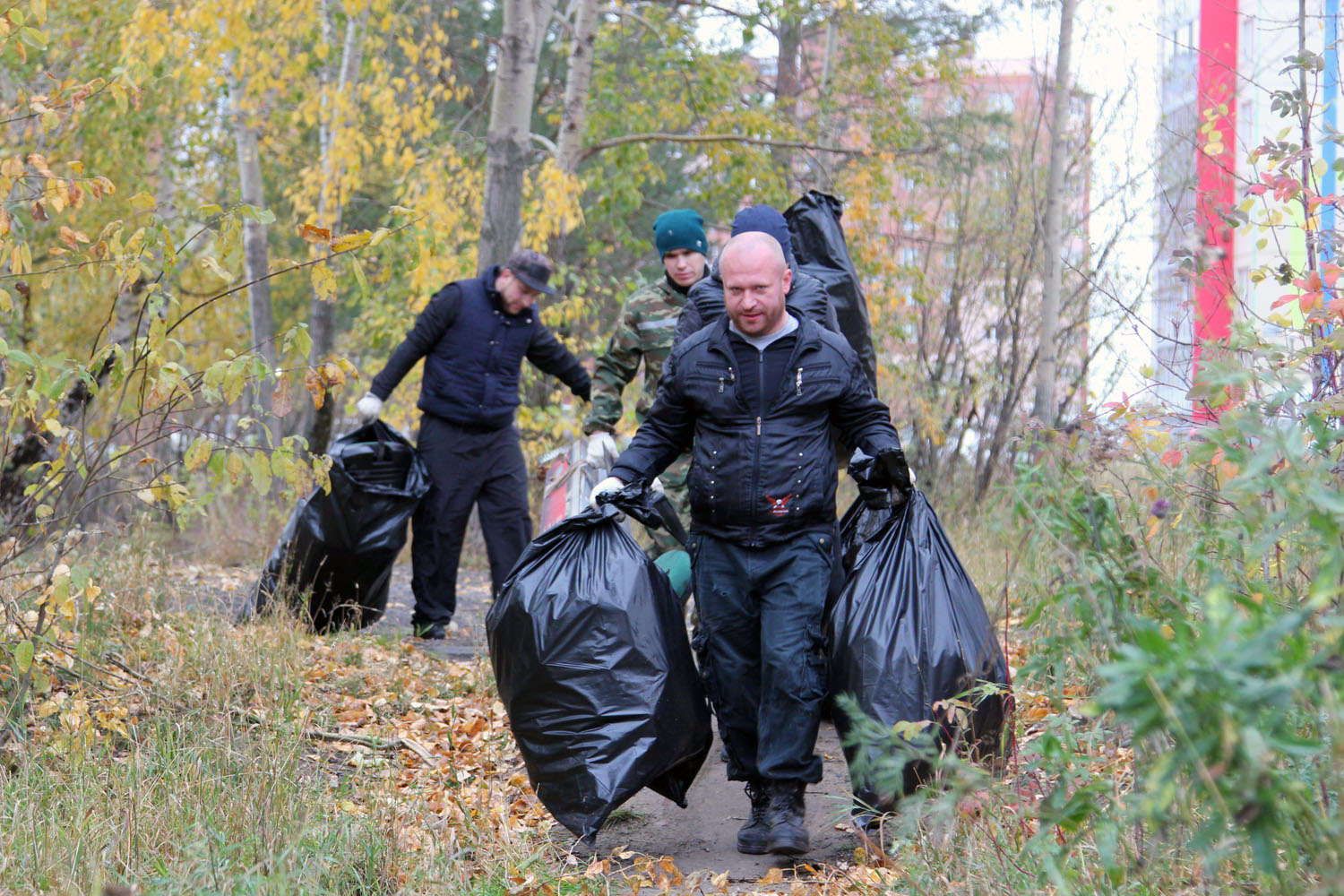 Молодежь СХК организовала спортивный сбор мусора у памятника войнам ВОВ