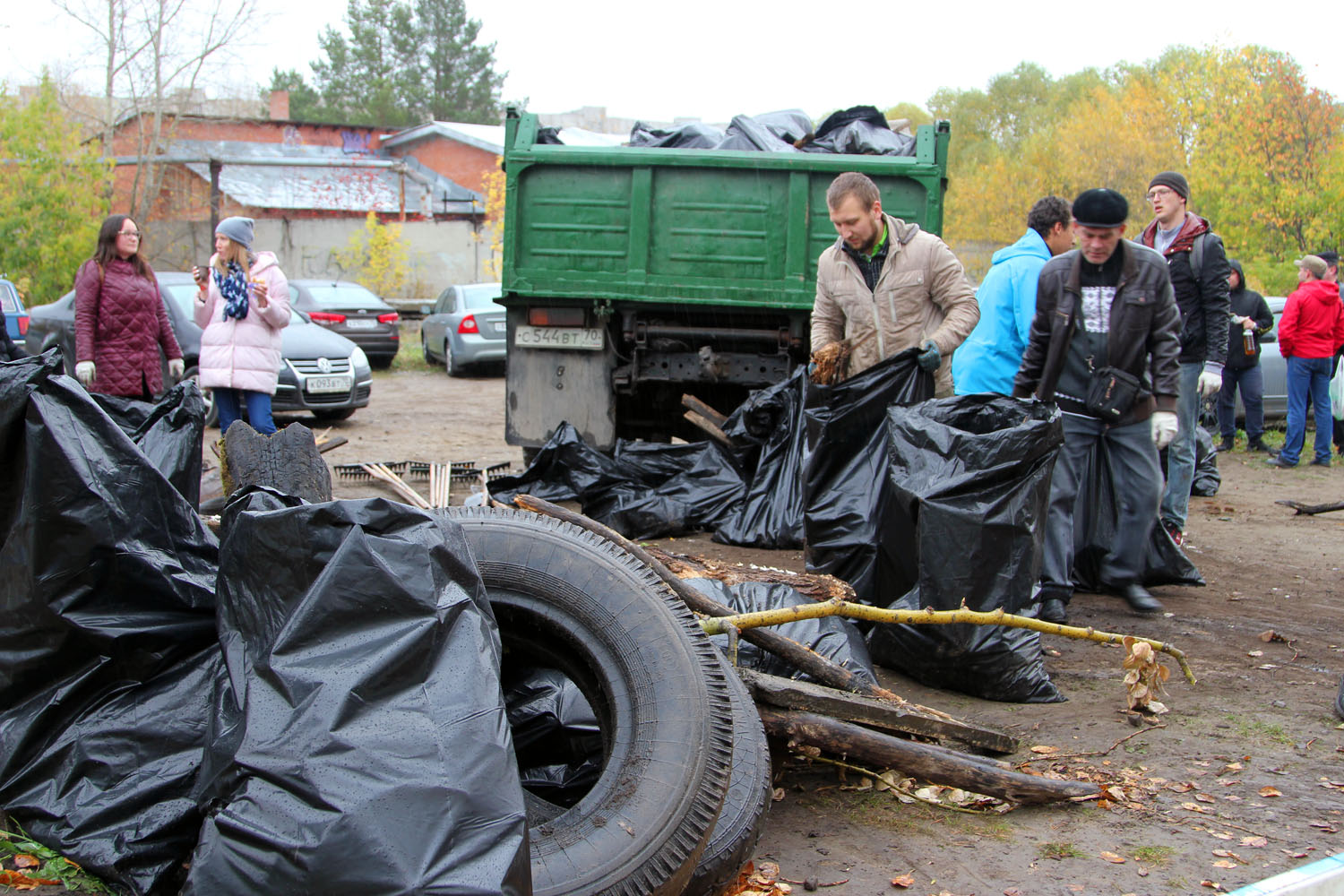 Молодежь СХК организовала спортивный сбор мусора у памятника войнам ВОВ