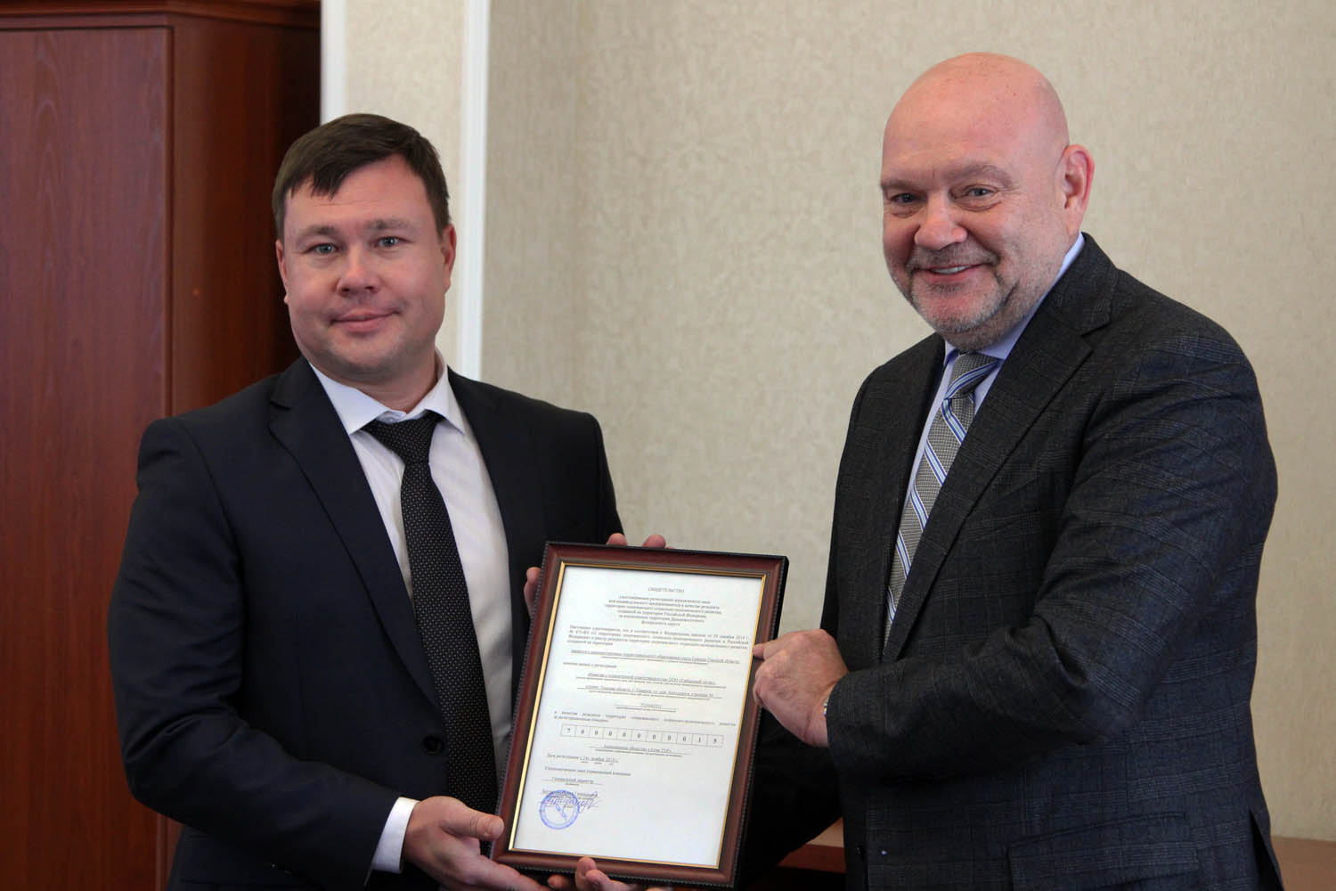 Генеральному директору ООО «Сибирский титан» было вручено свидетельство о регистрации в ТОСЭР «Северск» 