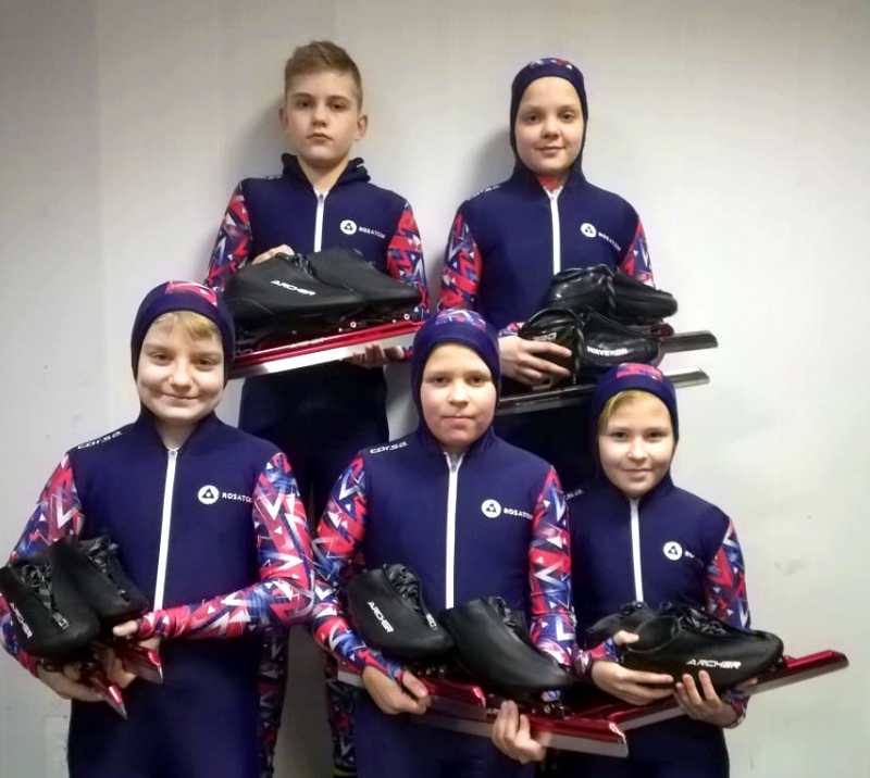 СХК помог приобрести спортинвентарь для конькобежцев Северска